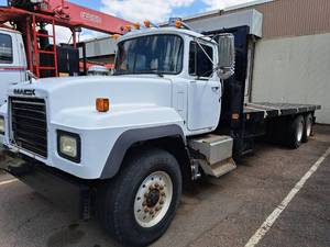 lot 434 image: 1998 Mack RD690S 600 Series Cab-Behind-Engine 2-Door Semi Flatbed