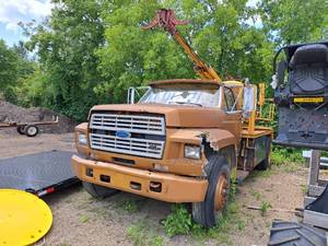 lot 435 image: 1990 Ford F700 2-Door Truck with Crane