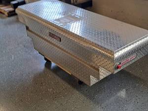 lot 905 image: Knaack Weatherguard Compact Saddlebox Aluminum Diamond Plate Truck Bed Tool Box 137-01-01