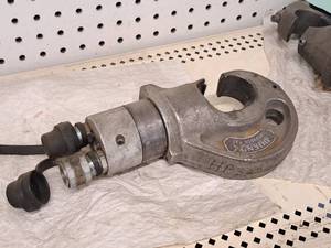 lot 909 image: Burndy Hypress Y35 Hydraulic Crimper