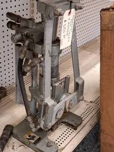 lot 919 image: Fairmont Hydraulics Hydraulic Post Puller H4905
