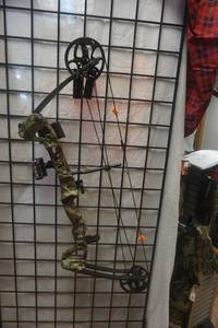 lot 5 image: Barnett Vortex Compound Bow RH