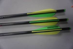 lot 39 image: 3 - Easton Carbon Power 20 Cross Bow Bolts