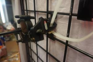 lot 84 image: Hoyt Fuse Whisker Biscuit Arrow Rest