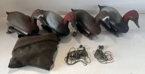 lot 70 image: Four ( Carry Lite Made In Italy ) Plastic Molded Decoys ( Canvas Back ) 2 Female 2 Male With Mesh Bag
