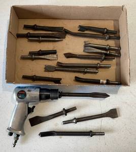 lot 211 image: Mark 1 Heavy Duty Air Hammer Air Chisel With Misc. Chisels