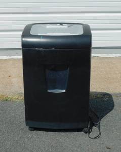 lot 14 image: Staples 15 Sheet Shredder on Wheels