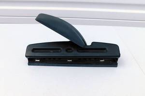 lot 40 image: ACCO 3 Hole Punch