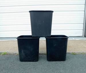 lot 71 image: Lot of 3 Waste Baskets - 7 Gallon