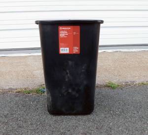 lot 72 image: Lot of 3 Waste Baskets - 7 Gallon