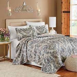 lot 18 image: Vera Oversized Quilt - FullQueen