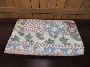 lot 10 image: Abriana Oversized Quilt - FullQueen
