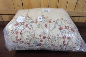 lot 46 image: Alexandria Skirted Bedspread - Queen