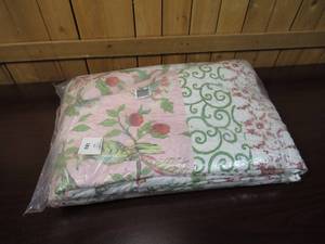 lot 24 image: Aurora Oversized Quilt - King