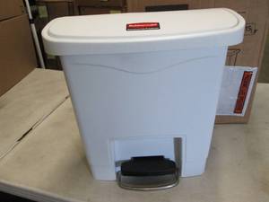 Rubbermaid 4 Gallon Slim Jim Step-o...