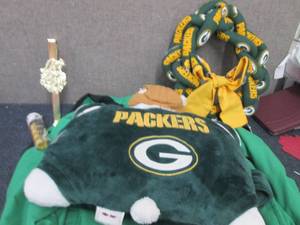 Packer Pillow, Small ornaments, Wre...