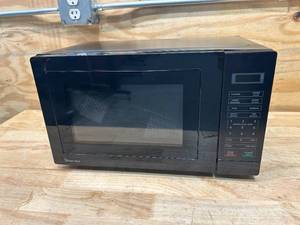 lot 18 image: MAGIC CHEF 0.7 cu. ft. 700-Watt Countertop Microwave in Black