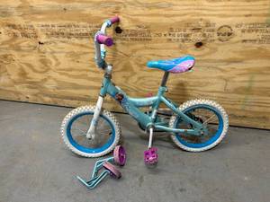 lot 63 image: HUFFY Little Kids Bike