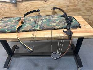 lot 46 image: Lot of 2 Hunting Bows with Camouflage Bag