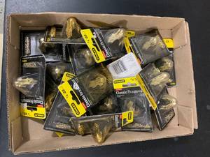 lot 18 image: 17 pkg of Classic brassware corners & screws