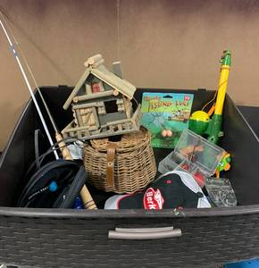 lot 19 image: Fishing MIX lighted cabin, toy rods