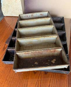lot 30 image: 3 VTG 5 Loaf Baking Pans Trays