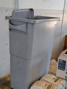 lot 731 image: Lot of (1) Plastic Trash Can with Lid