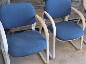 lot 861 image: Lot of (2) Office Arm Chairs
