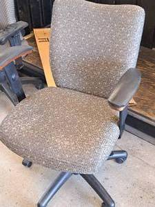 lot 865 image: RollingSwivel Office Arm Chair