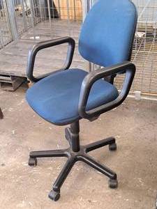 lot 867 image: RollingSwivel Office Arm Chair