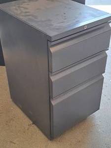 lot 798 image: Metal File Cabinet 3-drawer