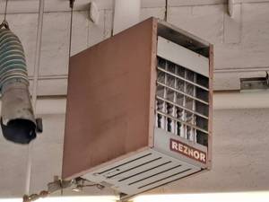 lot 557 image: Reznor IndustrialCommercial Natural Gas Unit Heater