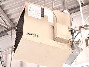 lot 556 image: Lennox IndustrialCommercial Natural Gas Unit Heater