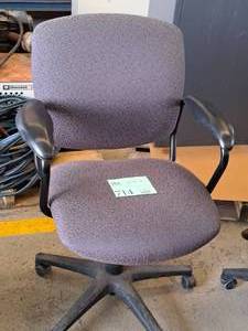 lot 714 image: Rolling Swivel Office Arm Chair