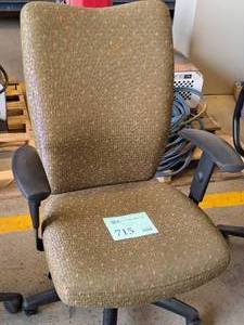 lot 715 image: Rolling Swivel Office Arm Chair