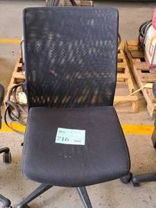 lot 716 image: Rolling Swivel Office Arm Chair