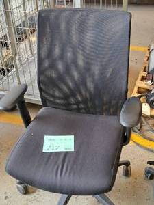 lot 717 image: Rolling Swivel Office Arm Chair