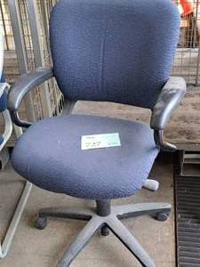 lot 727 image: Rolling Swivel Office Arm Chair