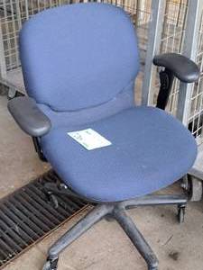 lot 726 image: Rolling Swivel Office Arm Chair