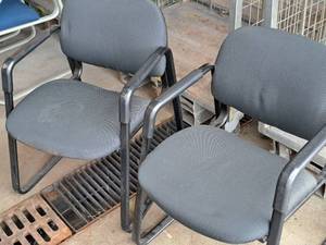 lot 725 image: Lot of (2) Office Arm Chairs