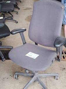 lot 723 image: Rolling Swivel Office Arm Chair