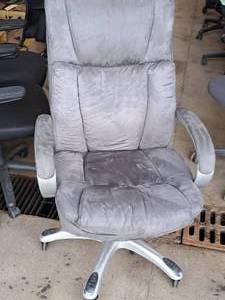 lot 722 image: Rolling Swivel Office Arm Chair
