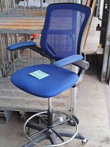 lot 724 image: Rolling Swivel Office Arm Chair