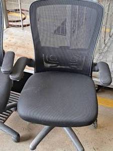 lot 718 image: Rolling Swivel Office Arm Chair