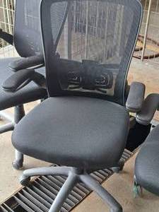 lot 719 image: Rolling Swivel Office Arm Chair