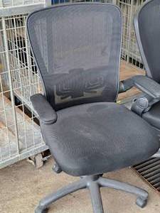 lot 720 image: Rolling Swivel Office Arm Chair