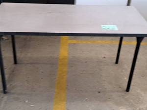 lot 678 image: Table