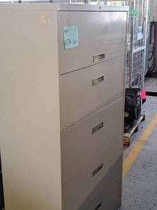 lot 676 image: Metal Lateral File Cabinet 5-drawer