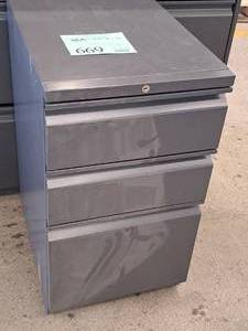 lot 669 image: Metal File Cabinet 3-drawer