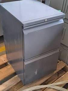 lot 685 image: Metal File Cabinet 2-drawer